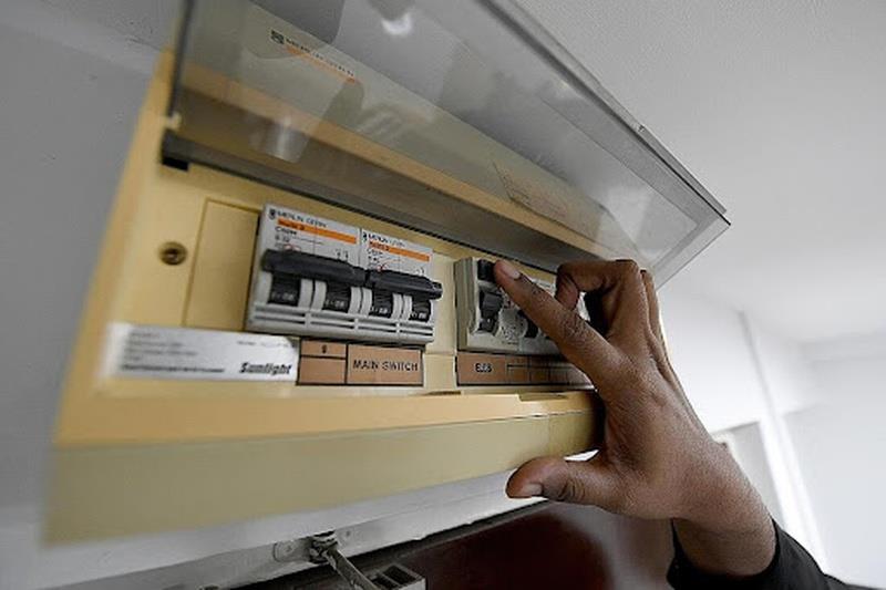 Steps to give first aid to someone suffering from electric shock that you should know