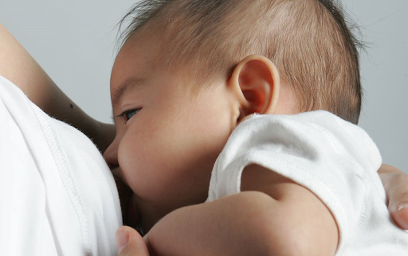 The fear of cracking chicken neck when breastfeeding and how to prevent it for the mother